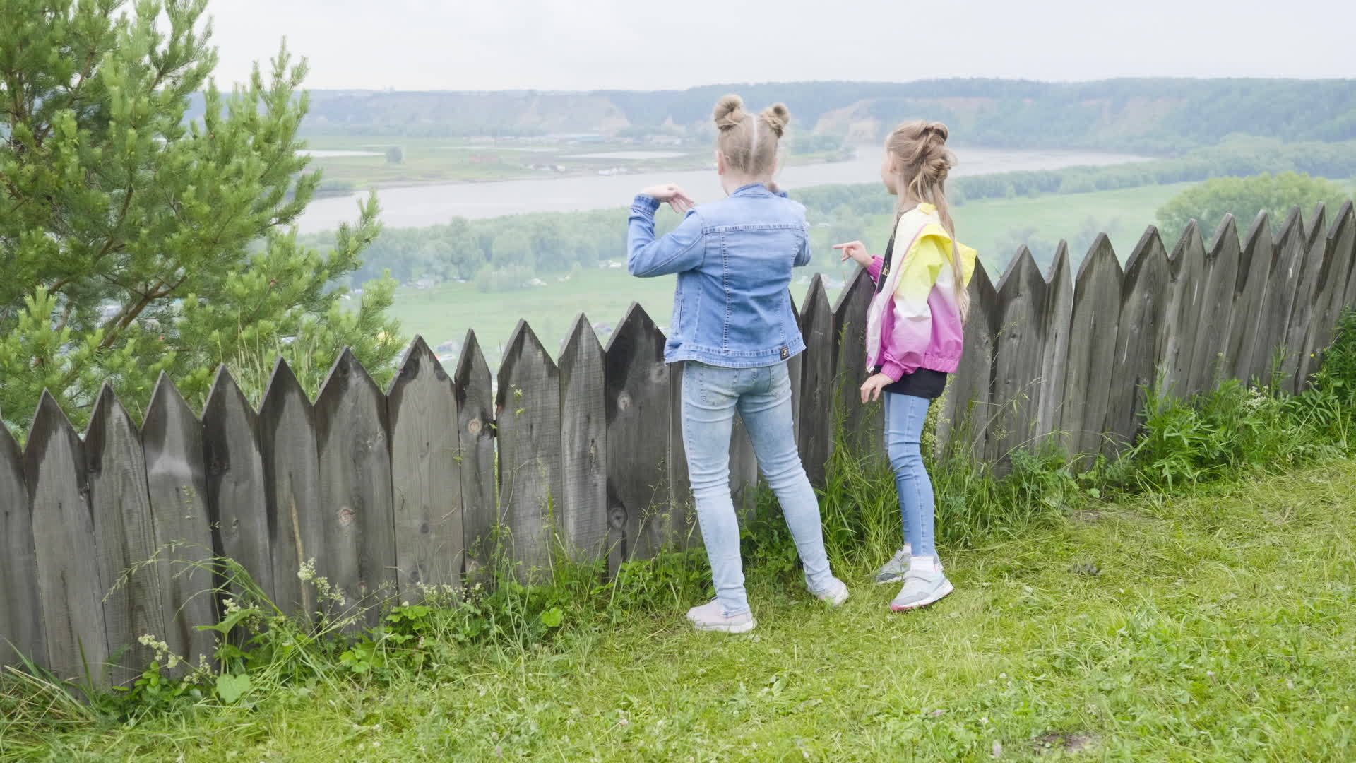 女孩们喜欢夏天的风景和村里的高山河流视频的预览图