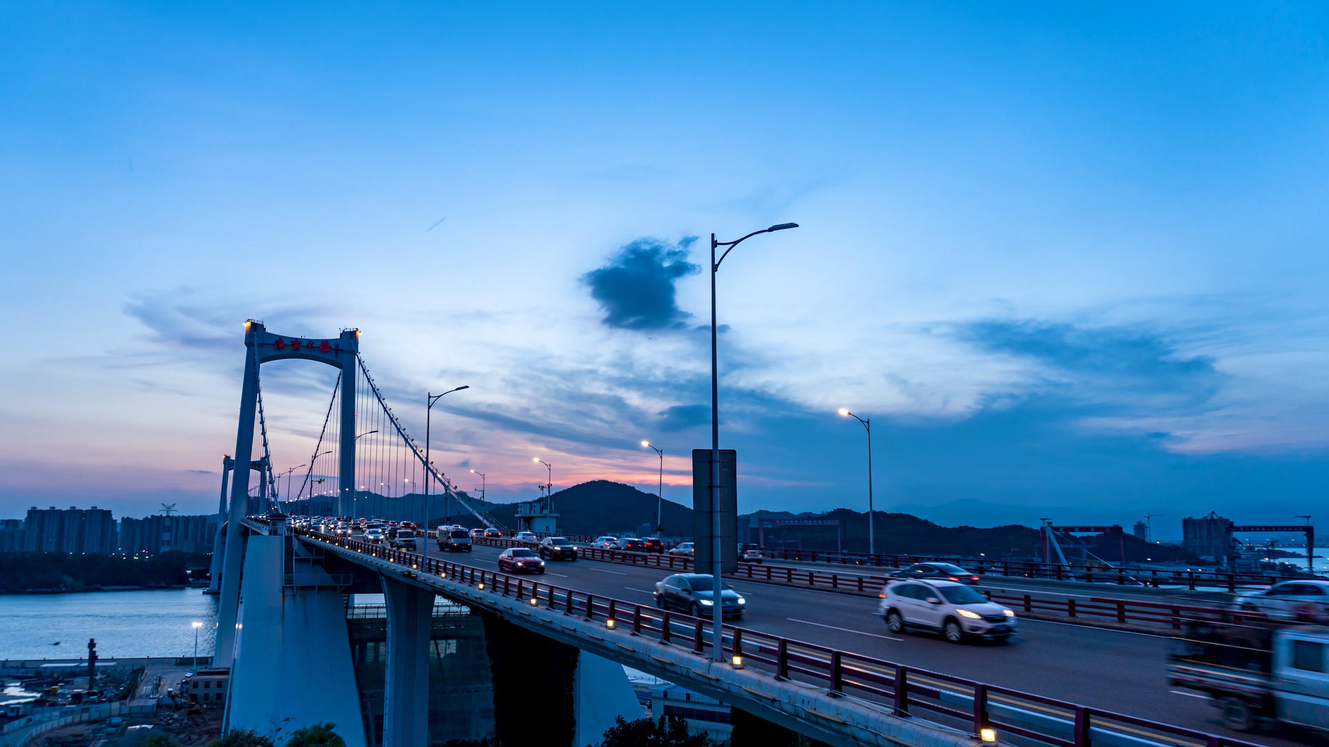 4K实拍厦门海沧大桥晚霞车流延时摄影视频的预览图