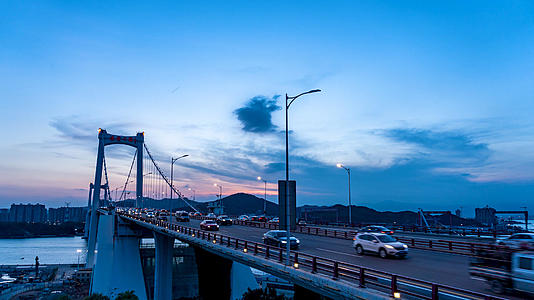 4K实拍厦门海沧大桥晚霞车流延时摄影视频的预览图