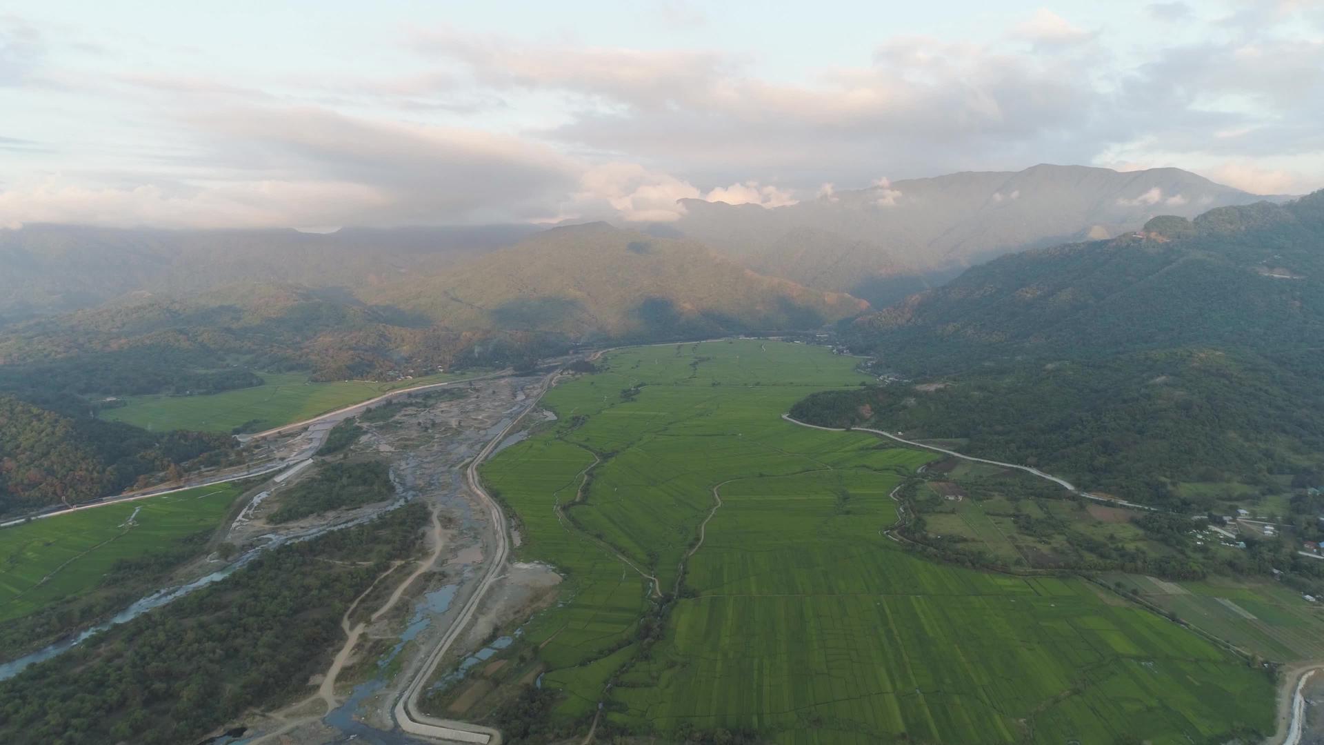 热带地貌山谷地区有村庄和农田视频的预览图