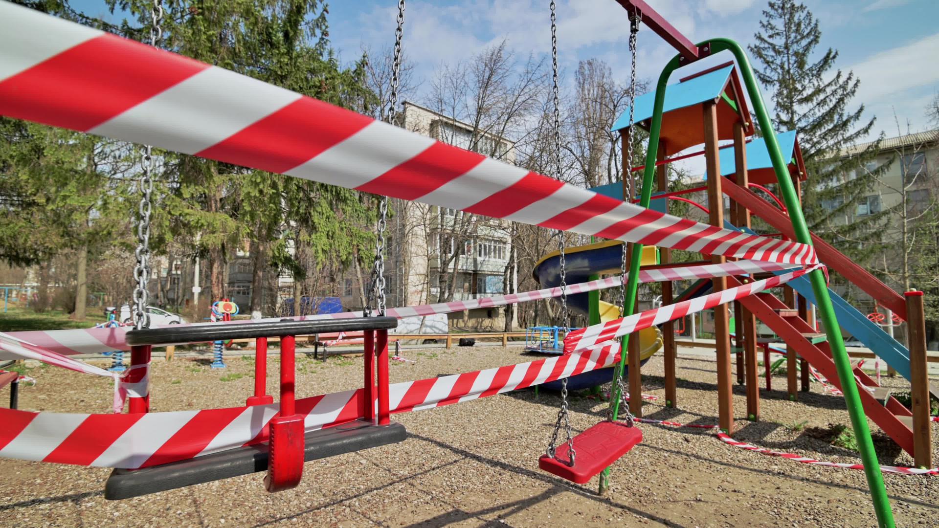 住宅区的空儿童游乐场被封锁视频的预览图