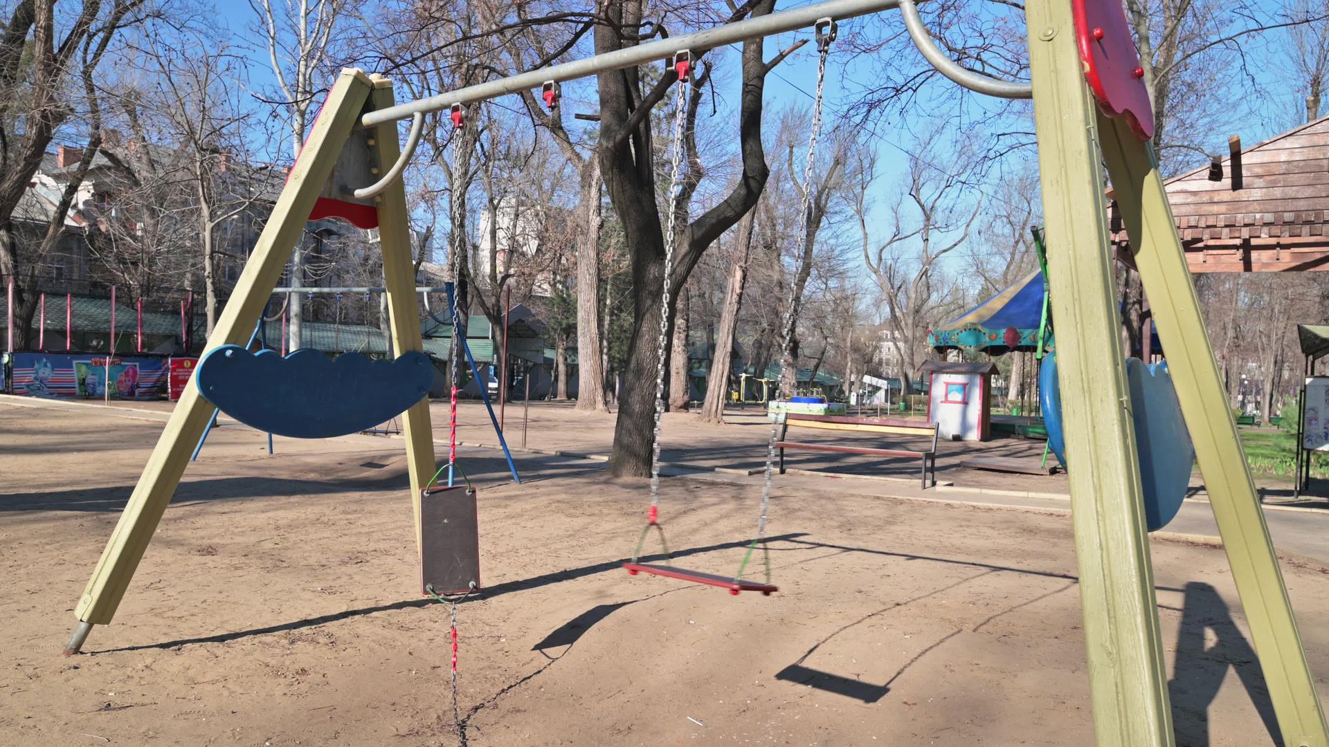 广场公园的空儿童游乐场视频的预览图