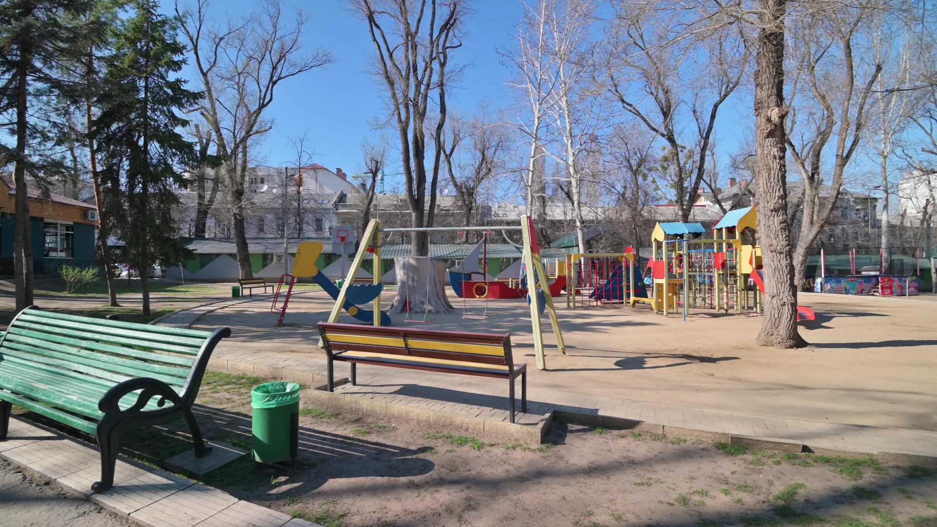 教堂广场公园中心的空中儿童游乐场视频的预览图