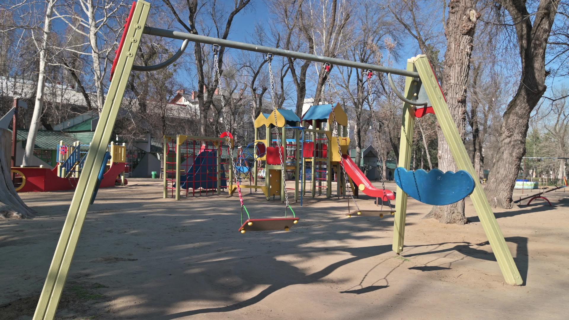 空的儿童游乐场在市中心的教堂广场公园视频的预览图