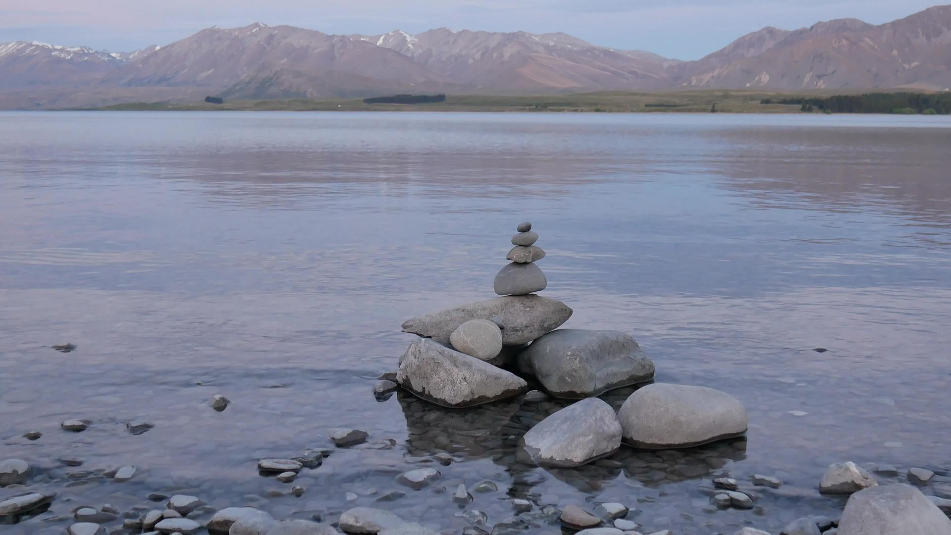 堆放在湖边的石头视频的预览图