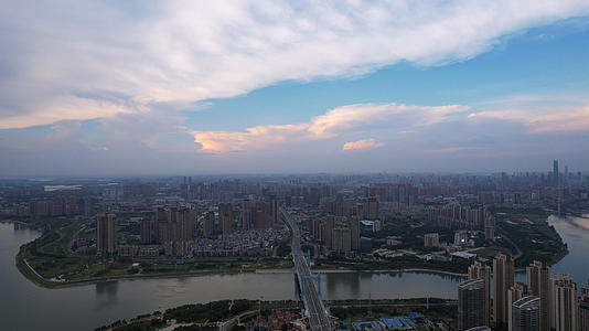 航拍蓝天白云晴朗天空城市江景住宅生活区街景4k素材视频的预览图