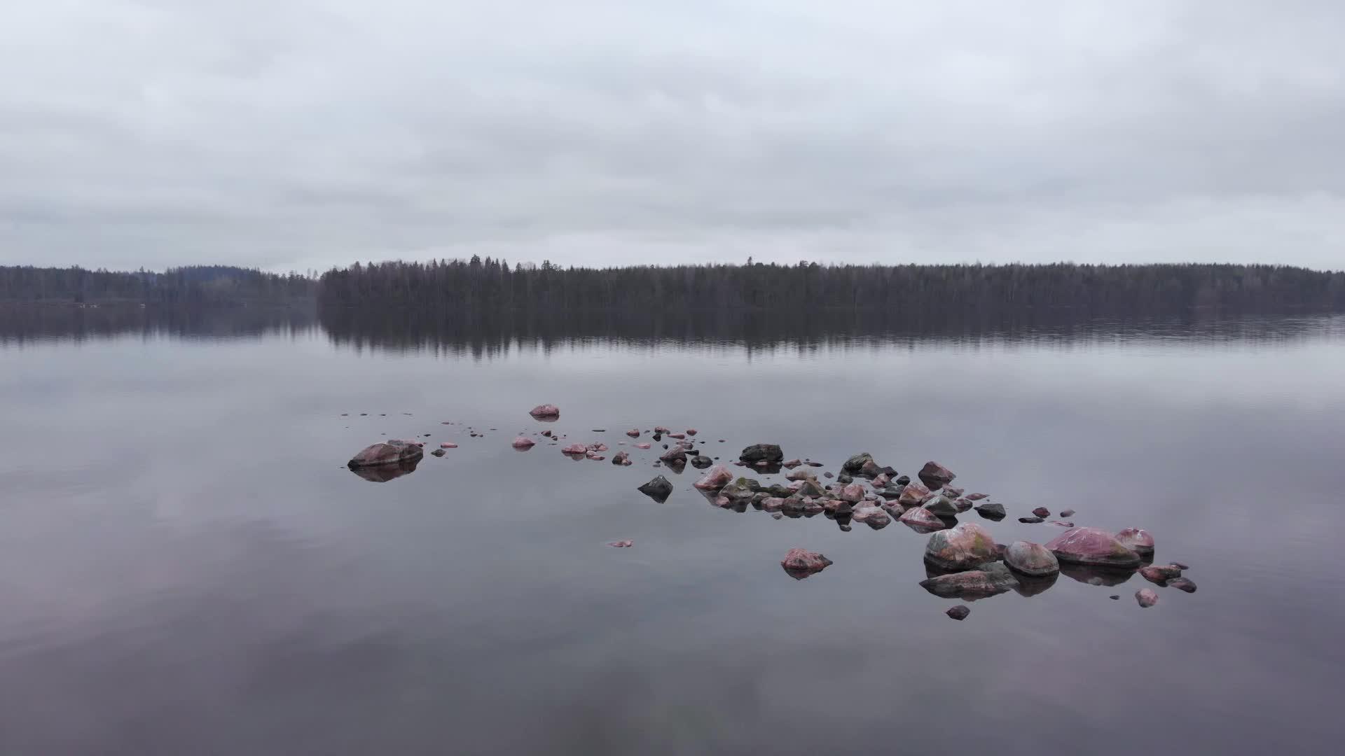 石头散落在芬兰湖空气轨道的全景中视频的预览图