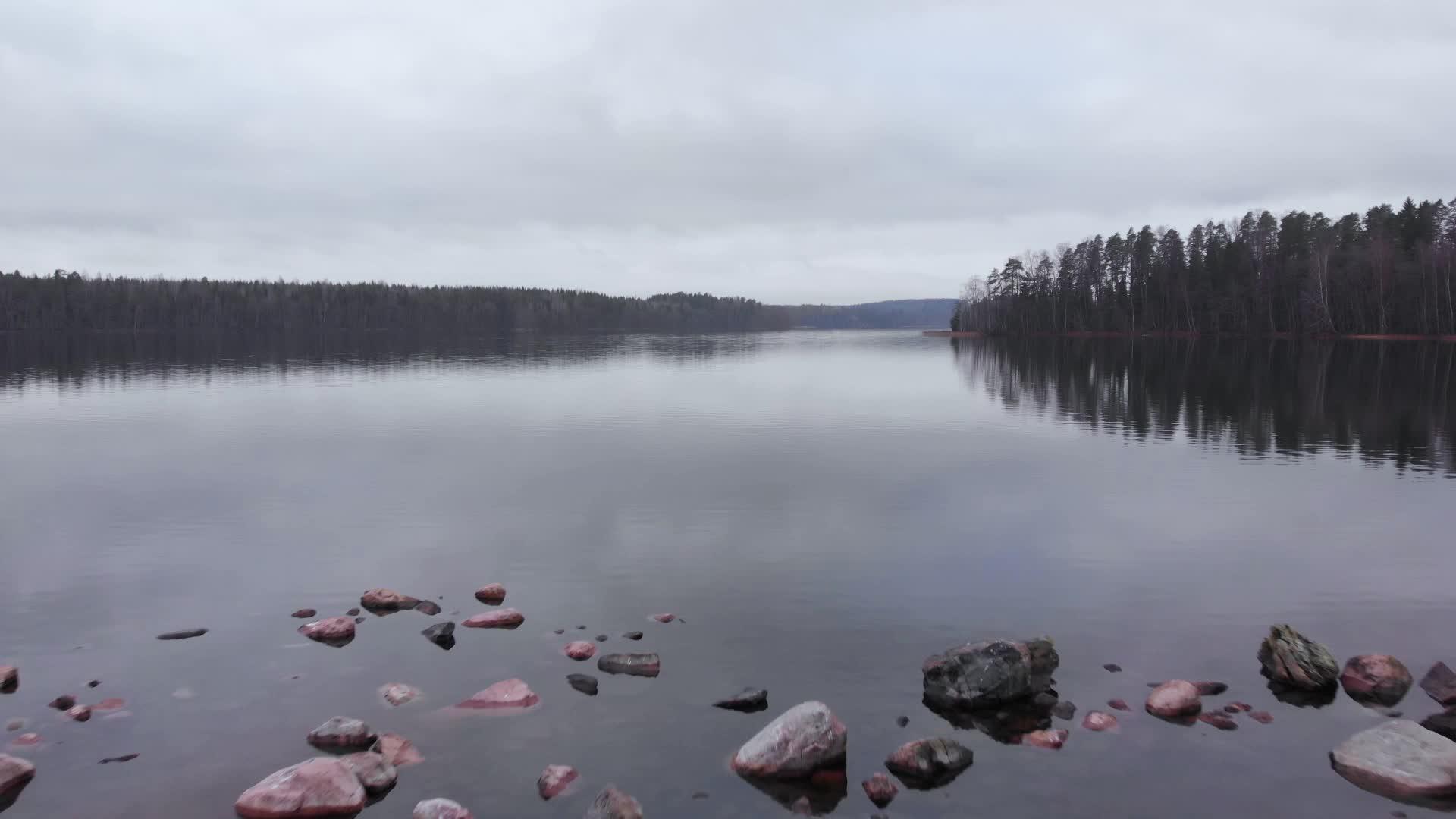 石头散落在芬兰湖水中的水中视频的预览图