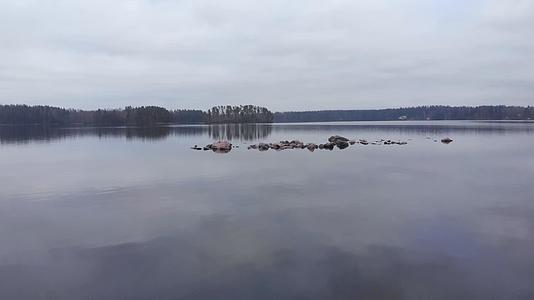 石头散落在芬兰湖水中视频的预览图