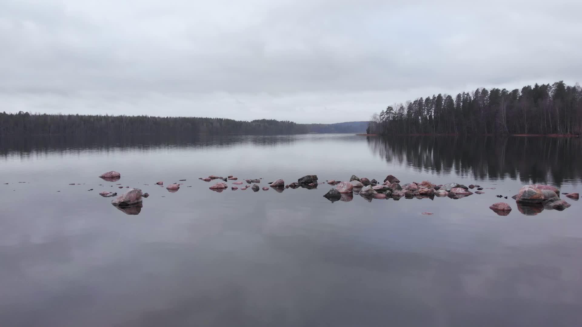 石头散落在芬兰湖水中空中向前射击视频的预览图