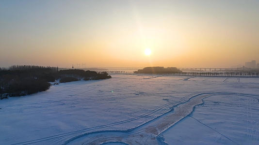 4k航拍黑龙江哈尔滨冬季冰雪覆盖松花江视频的预览图