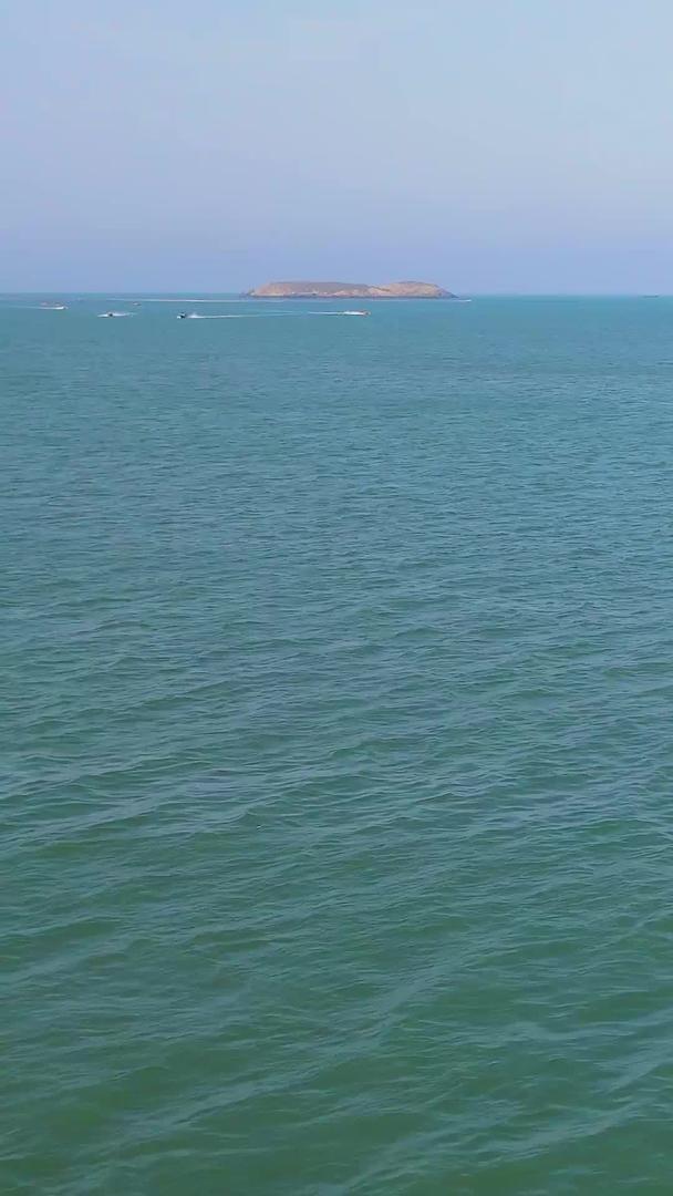 航拍游艇游船驶向大海视频的预览图