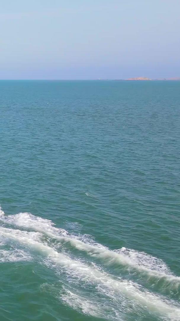 航拍游艇游船驶向大海视频的预览图