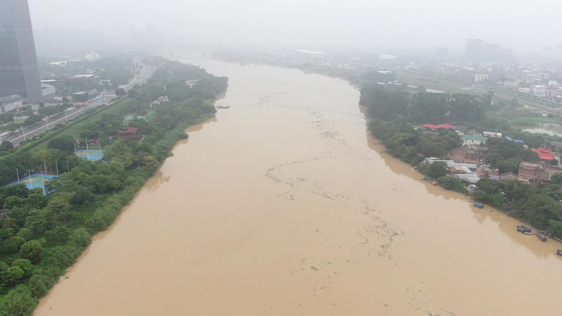 4K航拍南方汛期涨洪水视频的预览图
