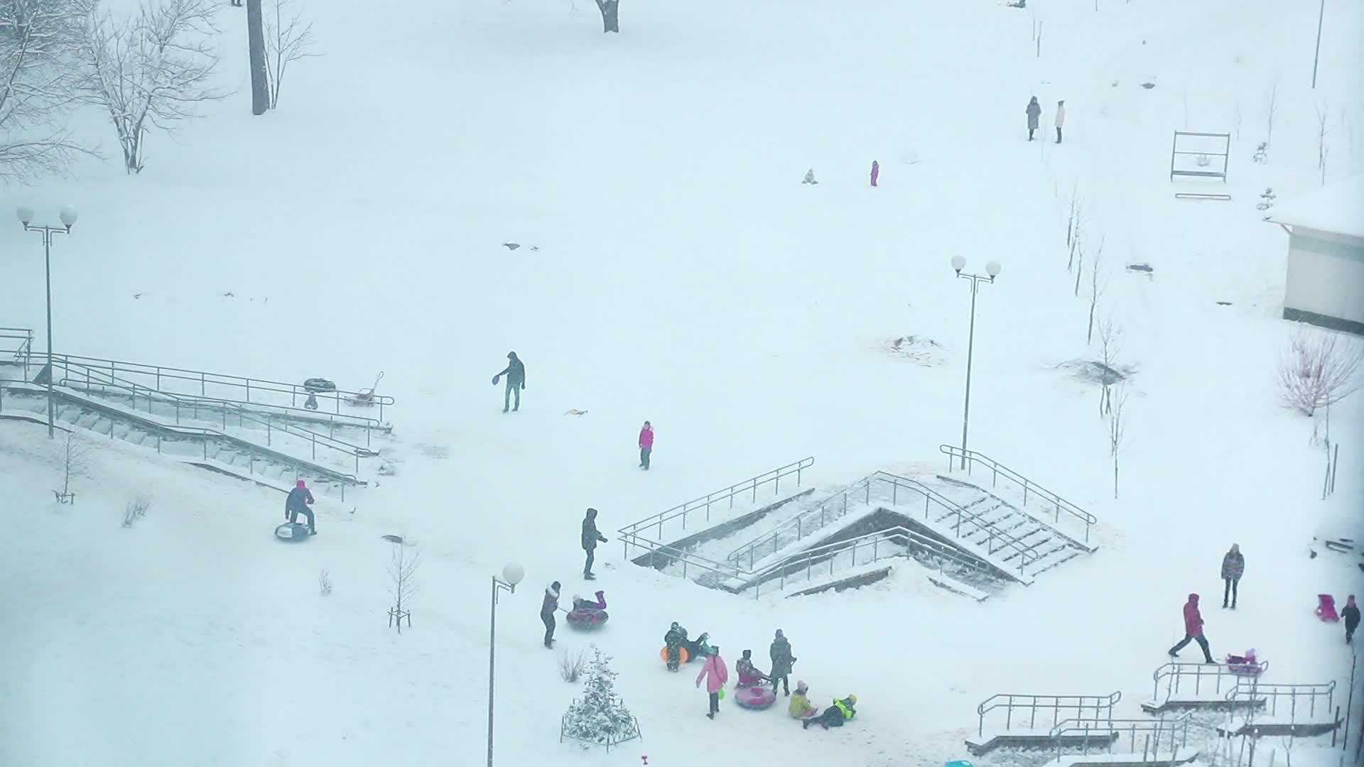 孩子们在雪天骑滑梯视频的预览图