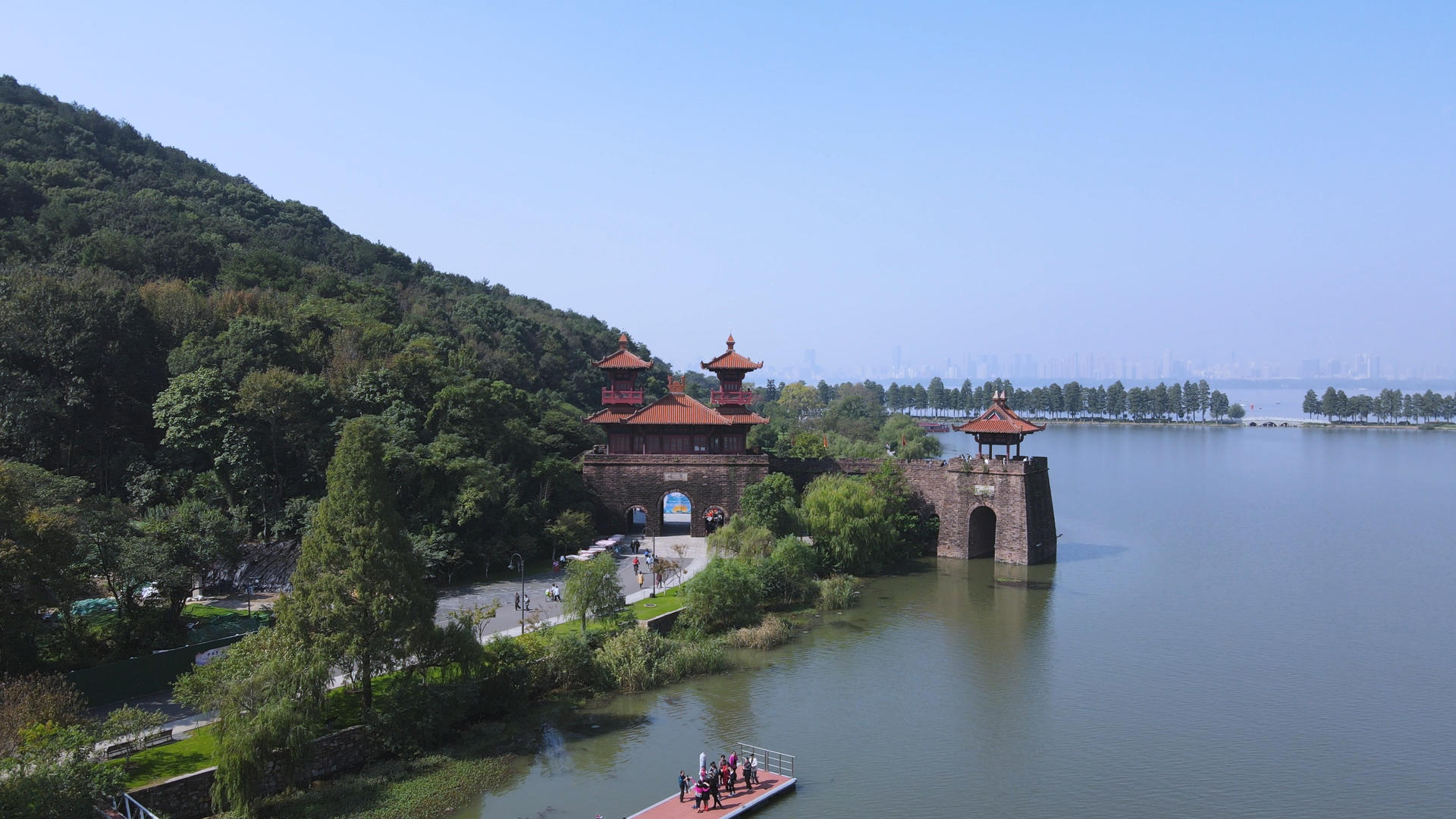 航拍自然风光湖景古城门历史4k老建筑素材视频的预览图