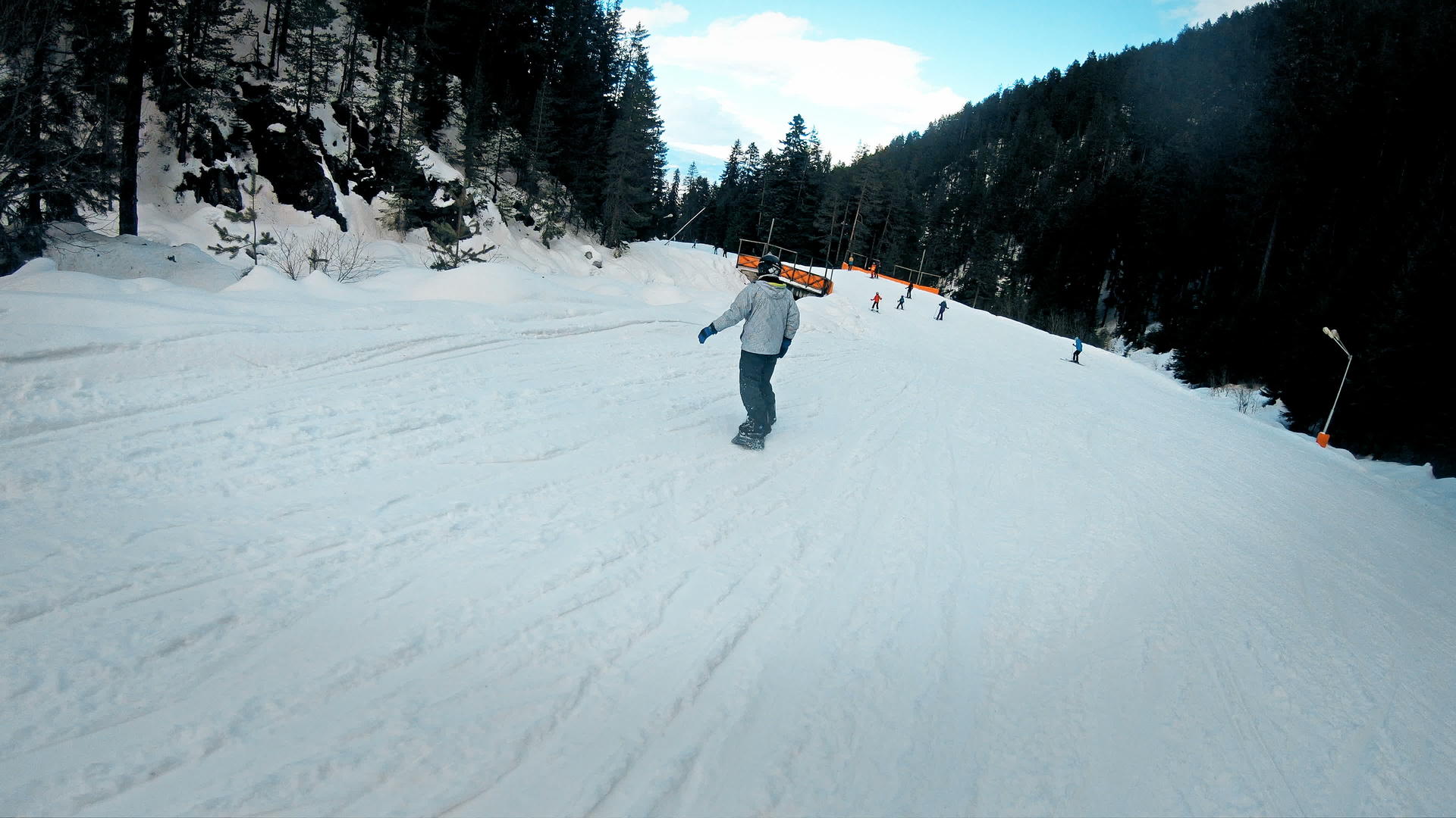 年轻男滑雪下山视频的预览图