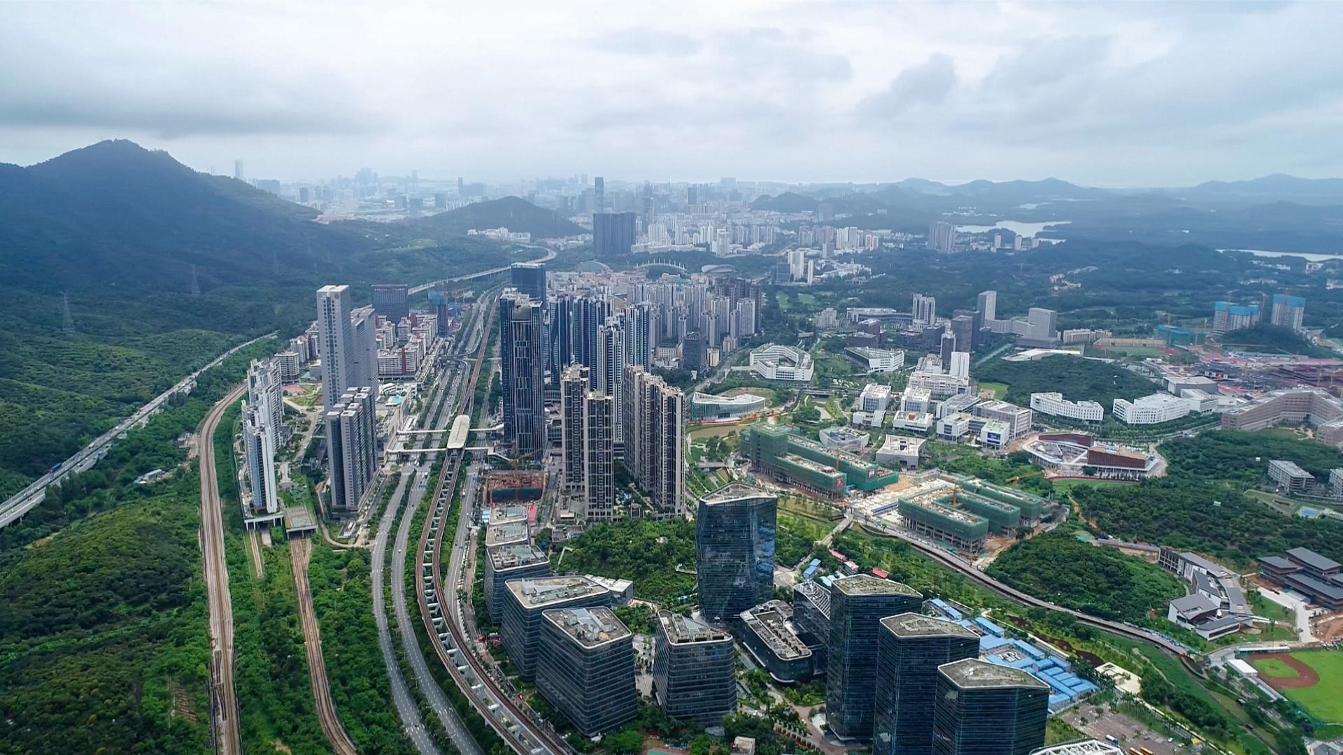 深圳南山塘朗环绕航拍4K视频的预览图