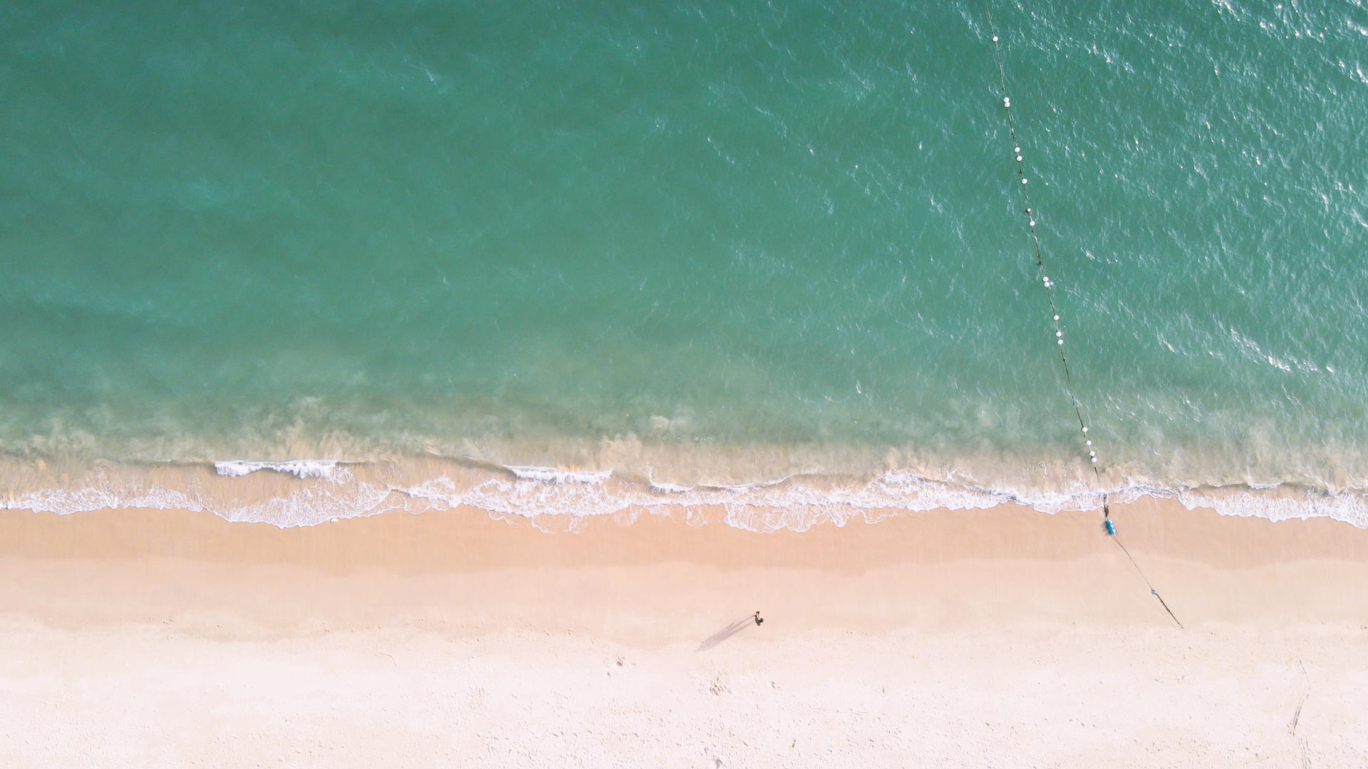 航拍广东惠州海边海浪沙滩4k海景素材视频的预览图