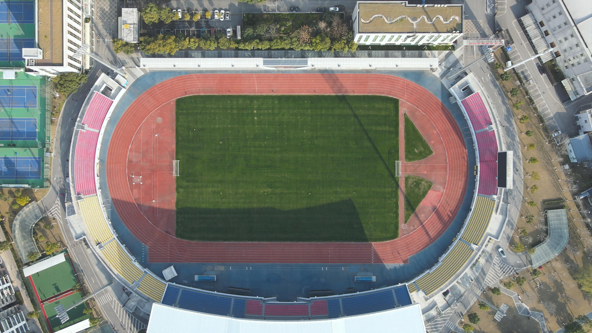 航拍城市中超比赛专业足球场4k素材视频的预览图