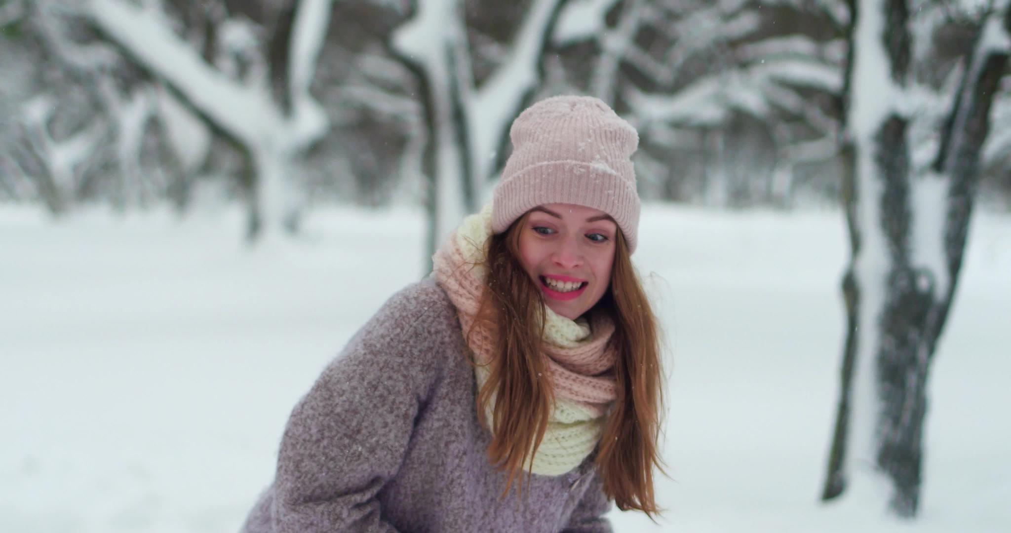 女孩在公园里玩雪视频的预览图