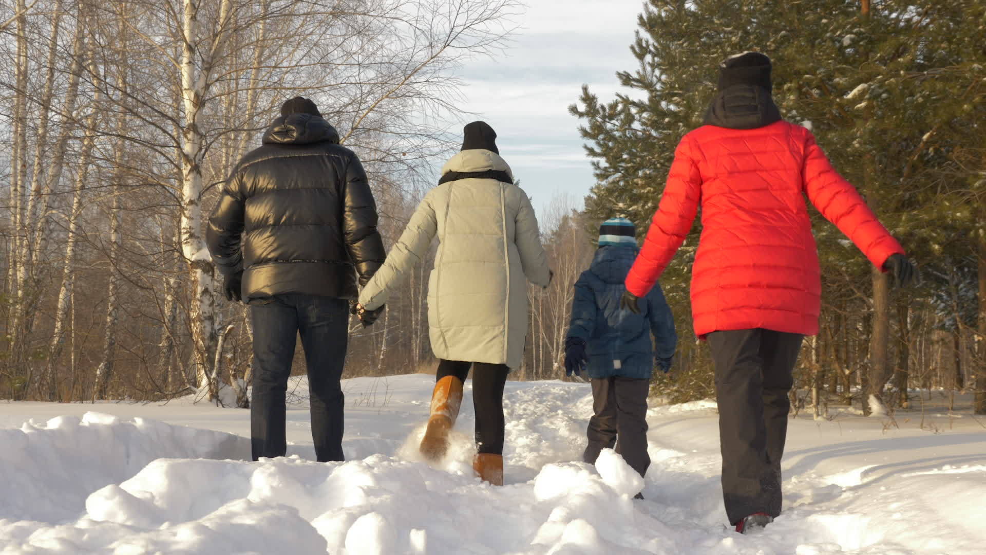 一家人在冬天的森林里走雪路视频的预览图