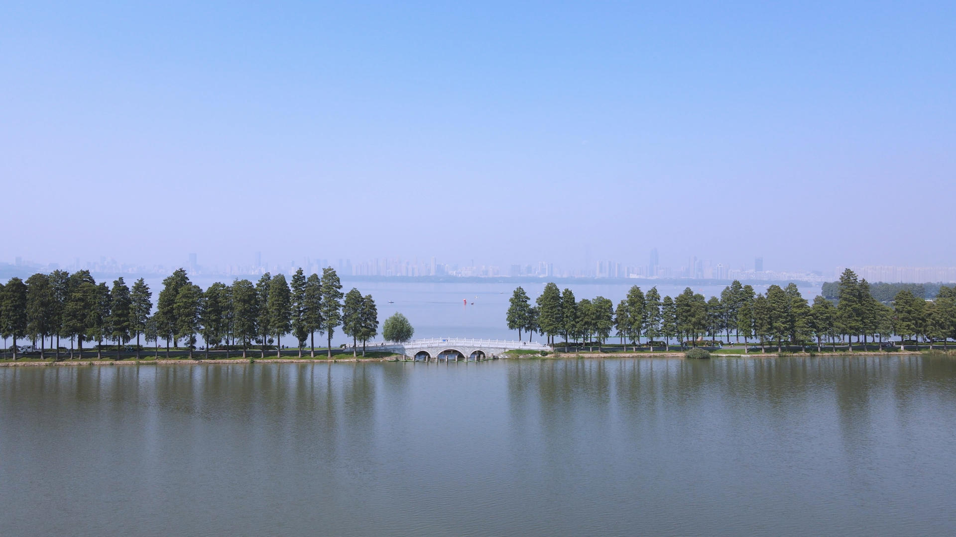 航拍城市适合运动健身的湖景绿道4k素材视频的预览图