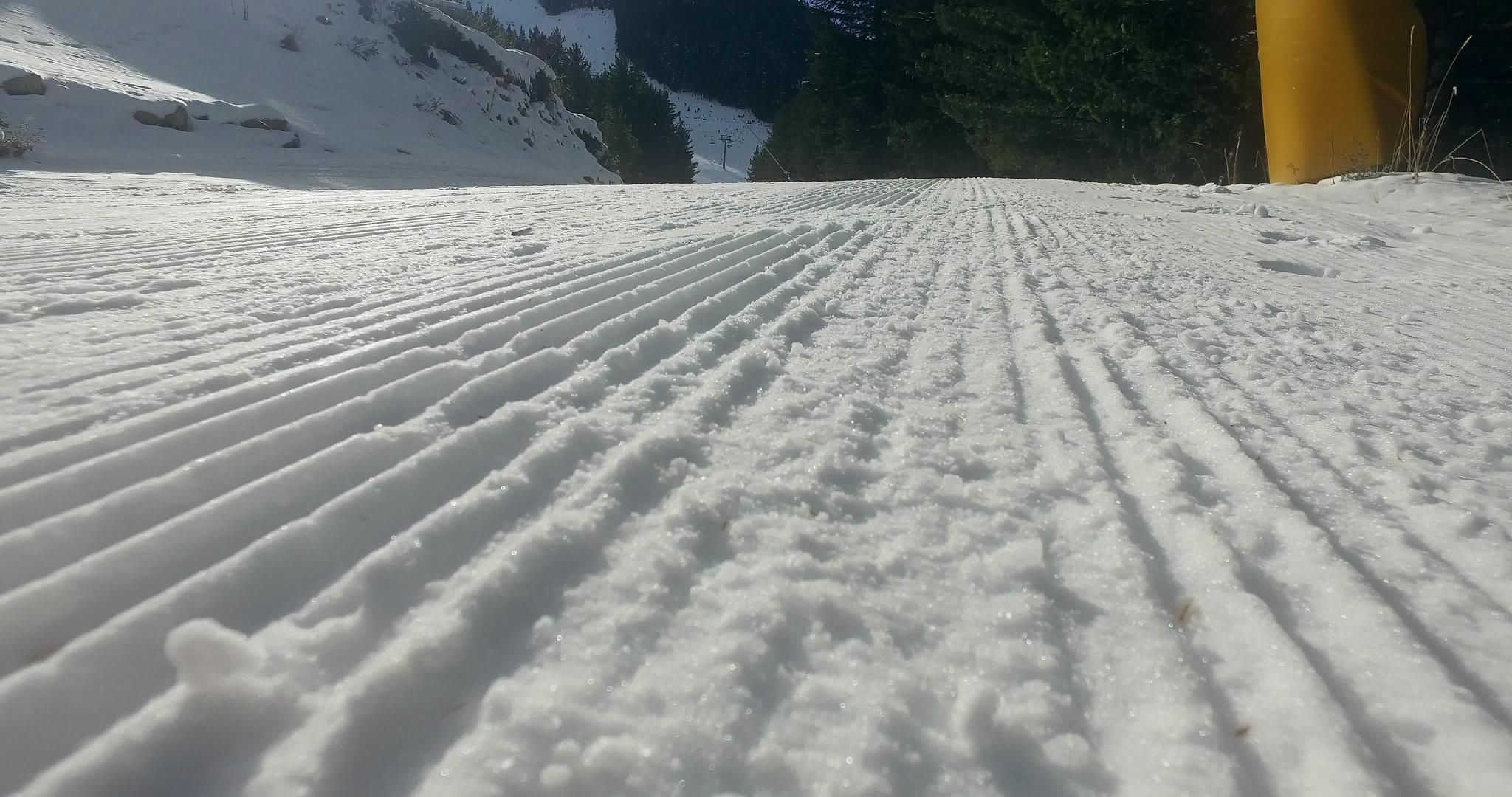 准备滑雪线的滑雪坡视频的预览图