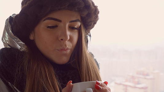 女人在户外喝咖啡视频的预览图