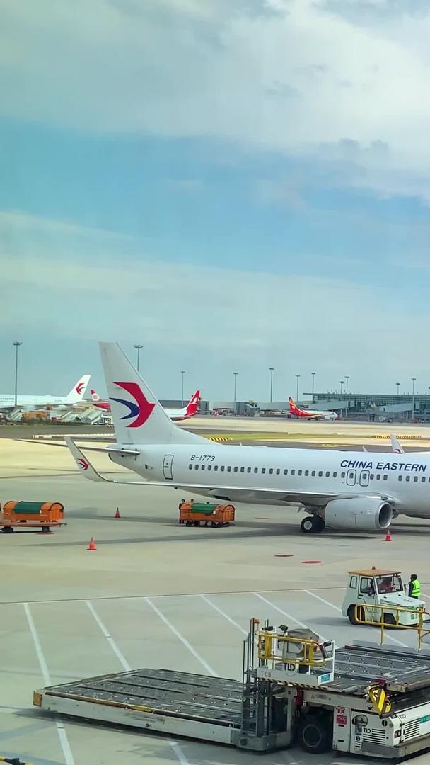 浦东机场停机坪民航客机实拍视频视频的预览图