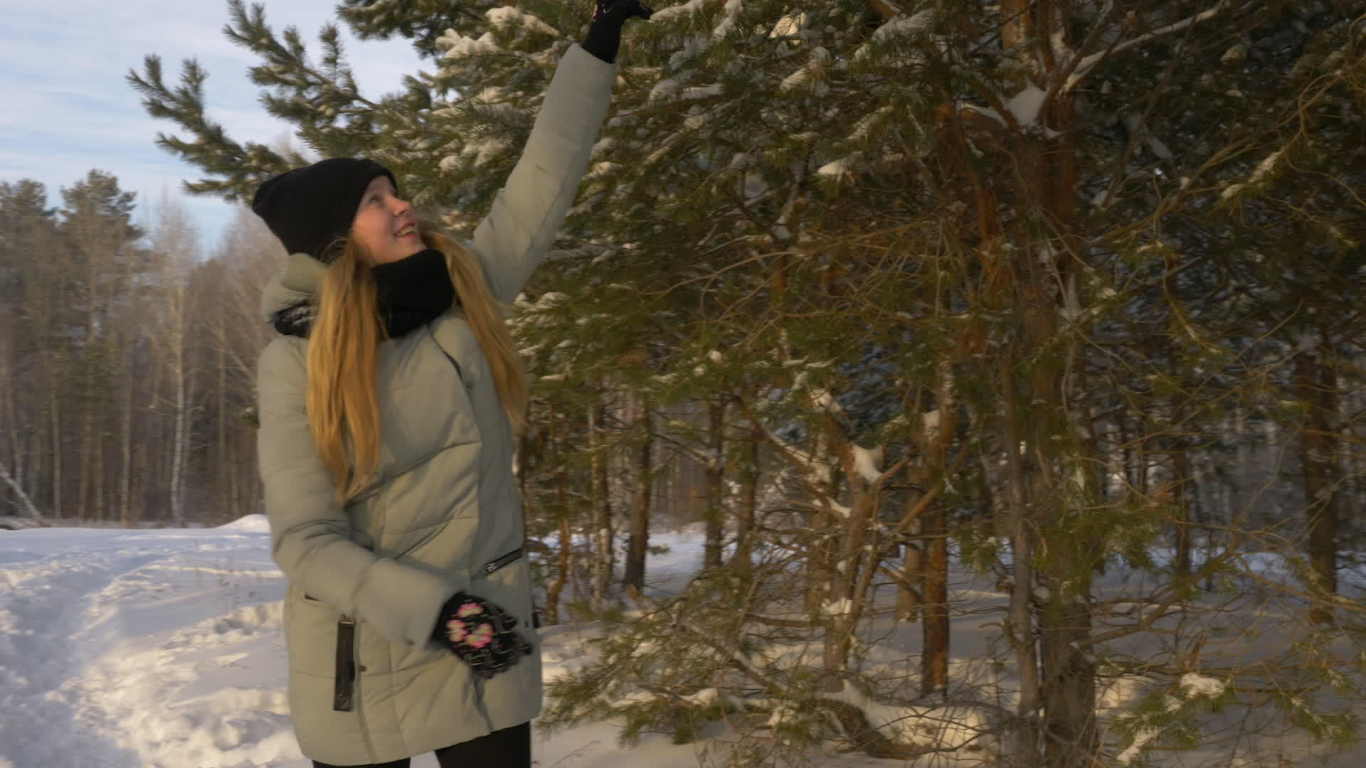 快乐的年轻女性在冬天在大自然中散步视频的预览图
