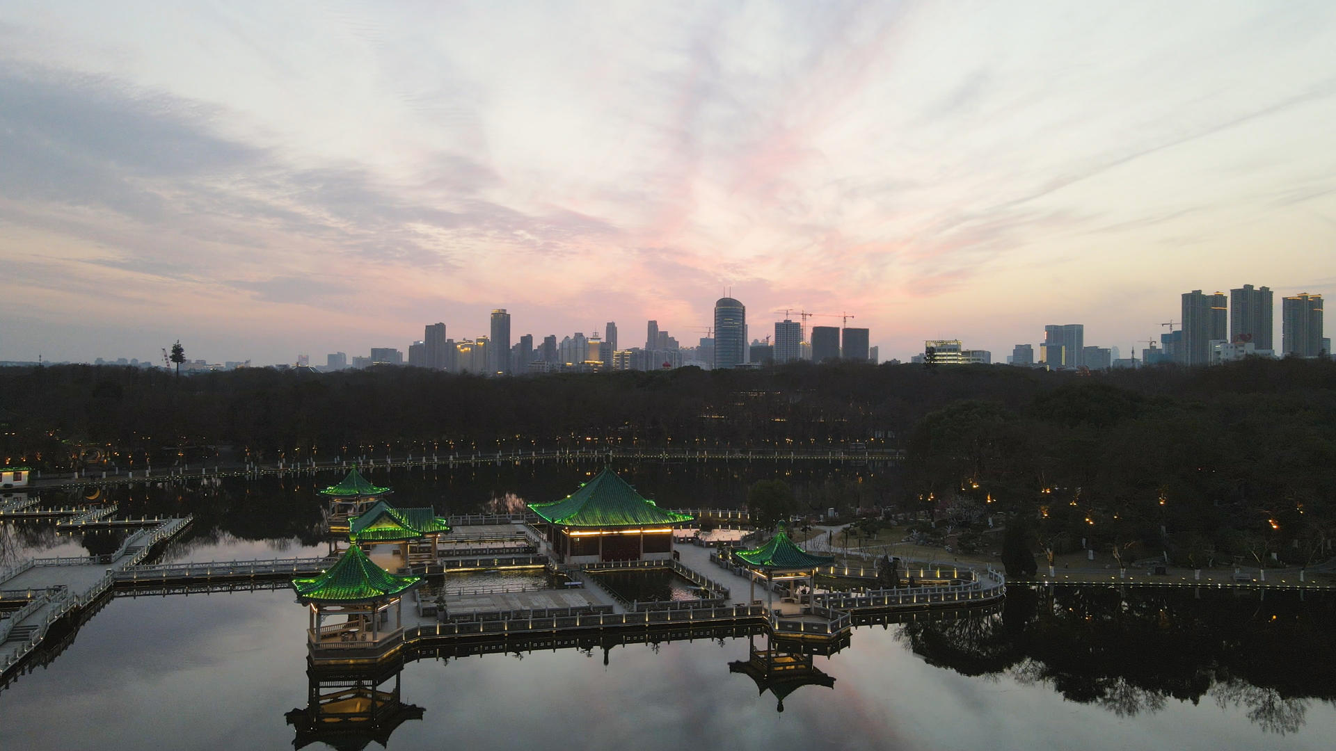 航拍城市夕阳日落晚霞天空湖景风光4k素材视频的预览图