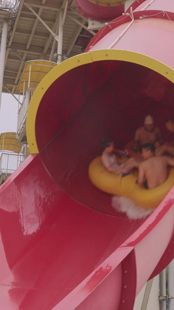 慢镜头升级拍摄材料城市夏季亲子游乐场水乐园娱乐休闲刺激项目视频的预览图