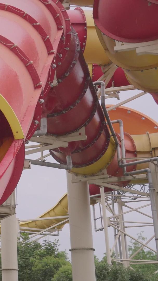 慢镜头升级拍摄材料城市夏季亲子游乐场水乐园娱乐休闲刺激项目视频的预览图