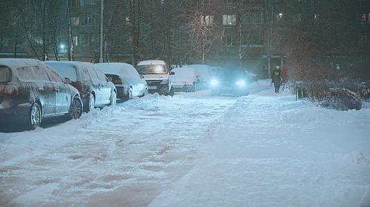 茫茫大雪厚厚的雪地上汽车艰难的行走视频的预览图