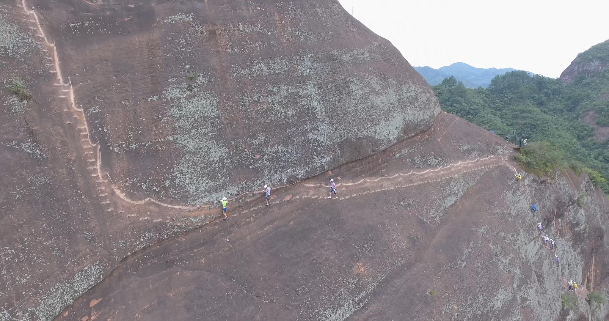 山体攀岩航拍视频的预览图