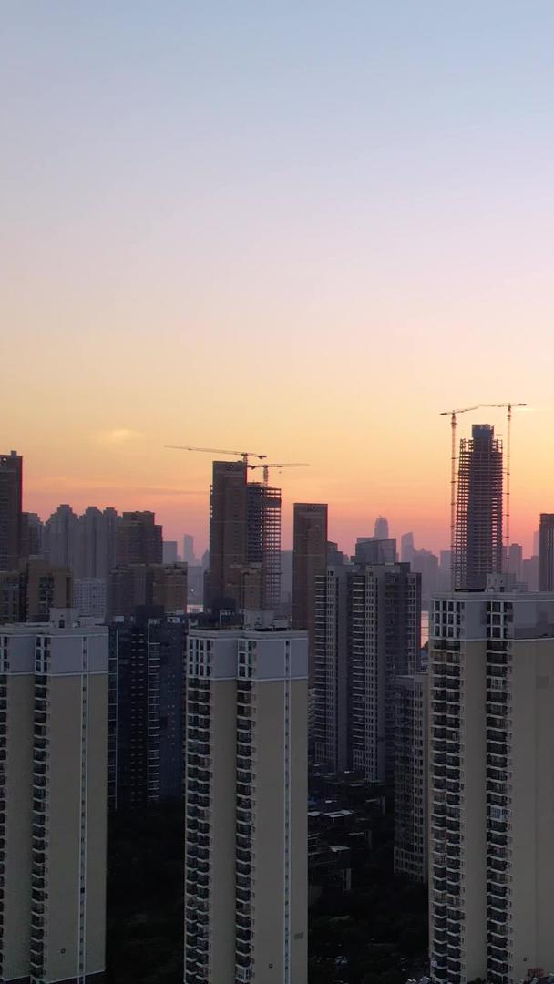 航拍城市太阳落山夕阳天空自然天气风光素材视频的预览图