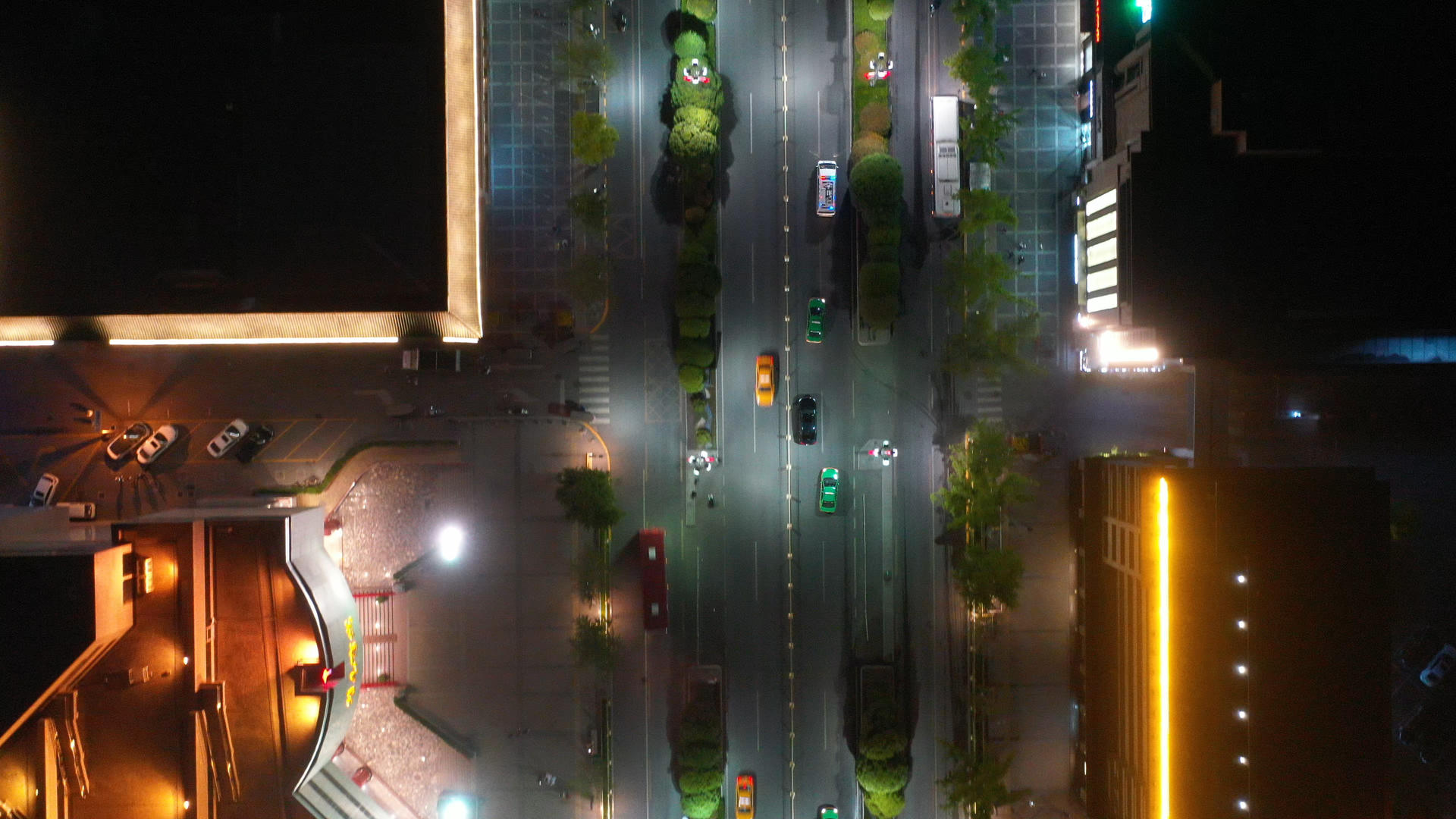 夜晚城市交通4K航拍视频的预览图