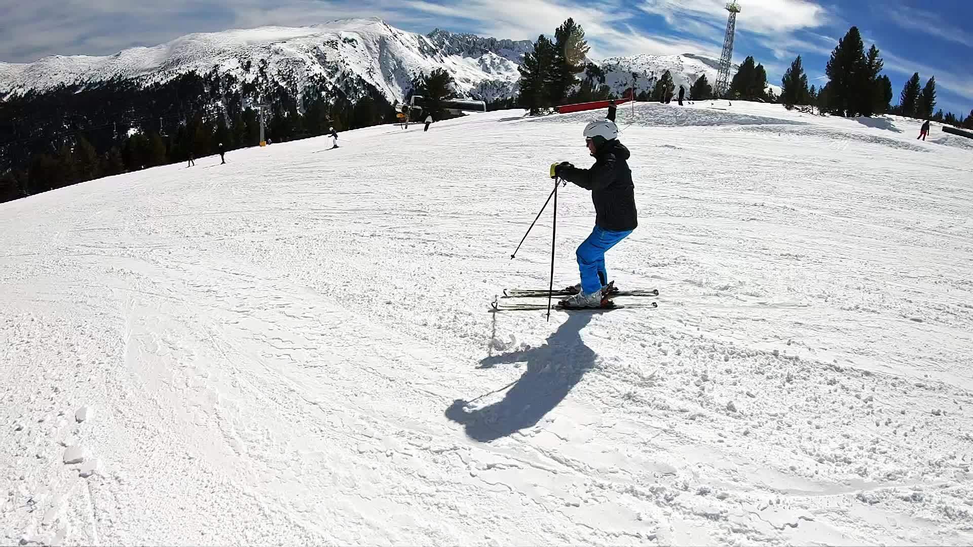 在阳光明媚的日子滑雪视频的预览图