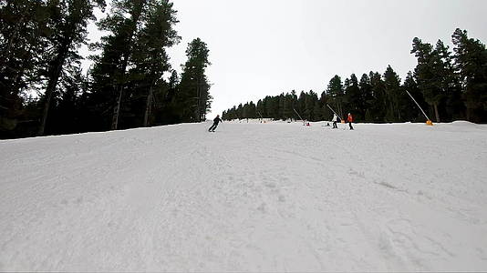 滑雪假期年轻人滑雪滑雪滑雪视频的预览图