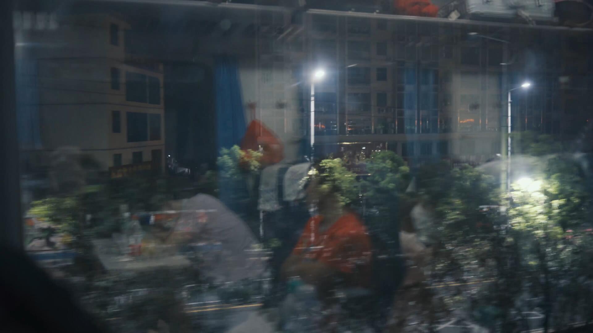 深夜绿皮火车车内视角朦胧玻璃倒影休息的旅客视频的预览图