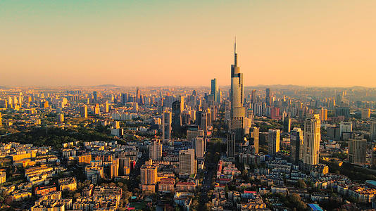 4K航拍黄昏夕阳下的南京城地标紫峰大厦视频的预览图
