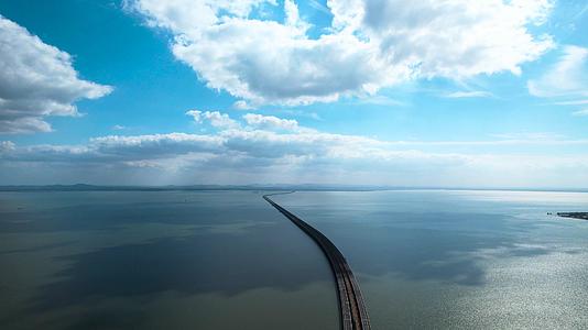 4K航拍南京石臼湖湖上特大桥水天一色视频的预览图
