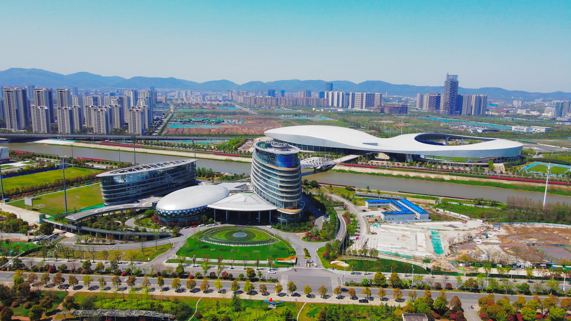 4K航拍南京江北新区地标长江之舟青奥体育公园视频的预览图