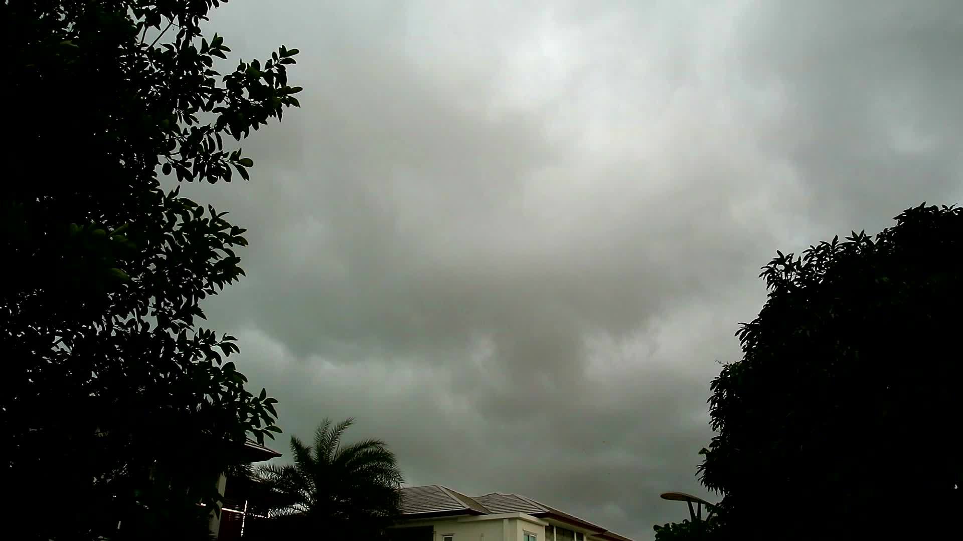 暴风雨云端穿过屋顶视频的预览图