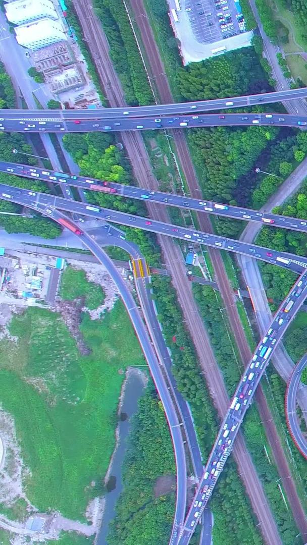垂直航拍上海高架路视频的预览图