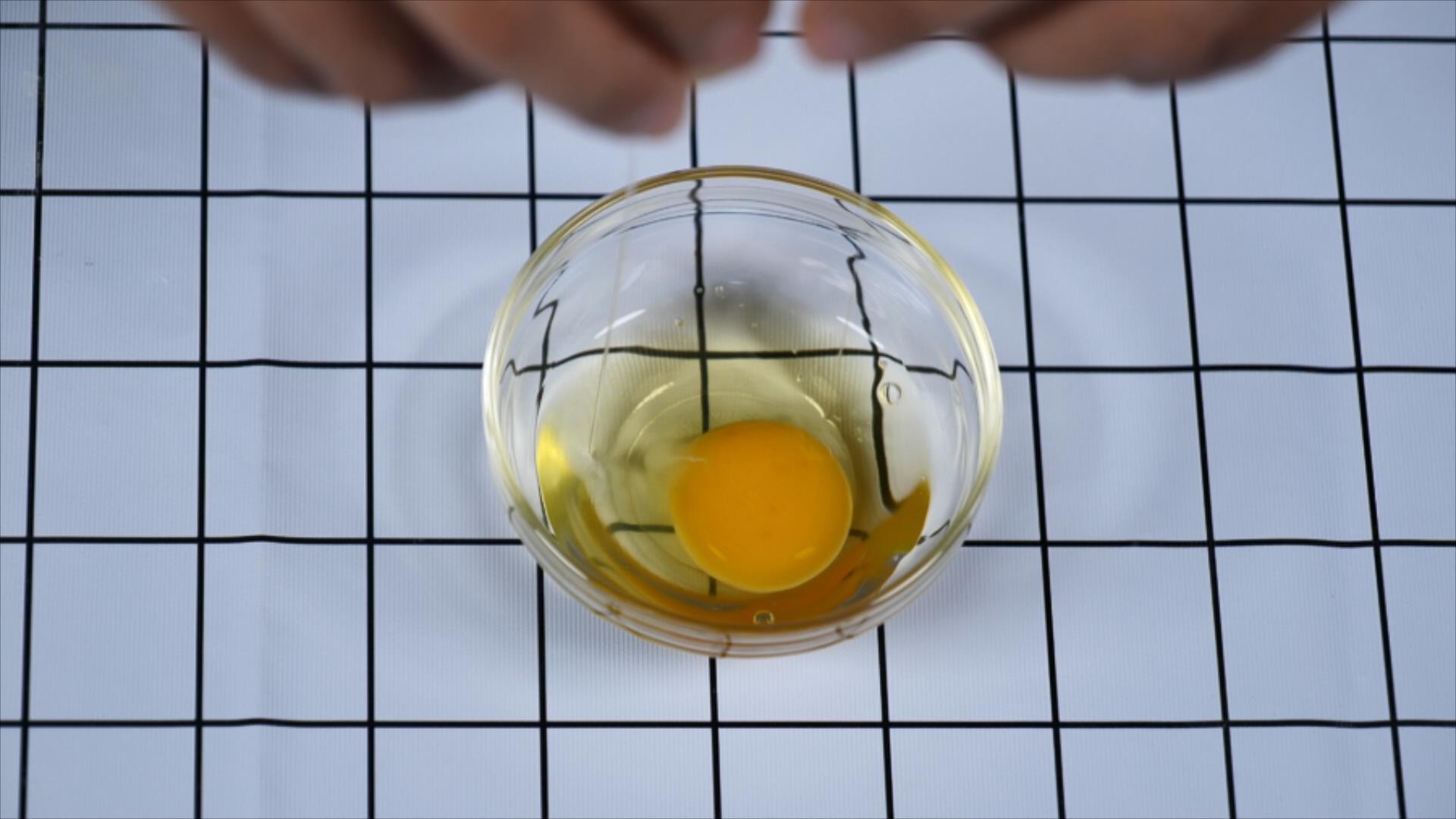 鸡蛋打入小碗中视频的预览图