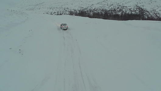 冬天在雪路上开车视频的预览图