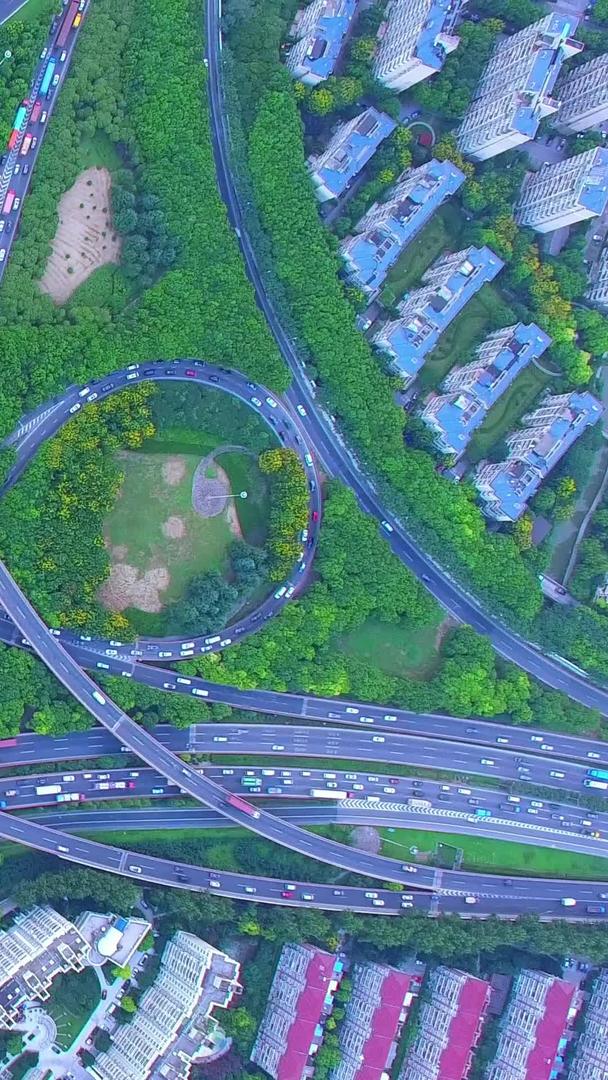 垂直航拍上海高架路视频的预览图