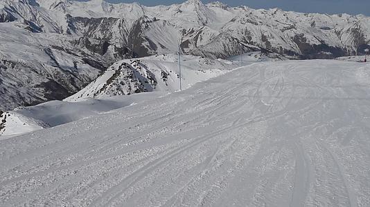 滑雪车在下山视频的预览图